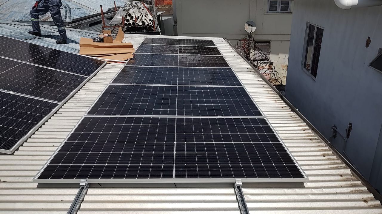 Narrow Metal Roof / Long Strip Installation